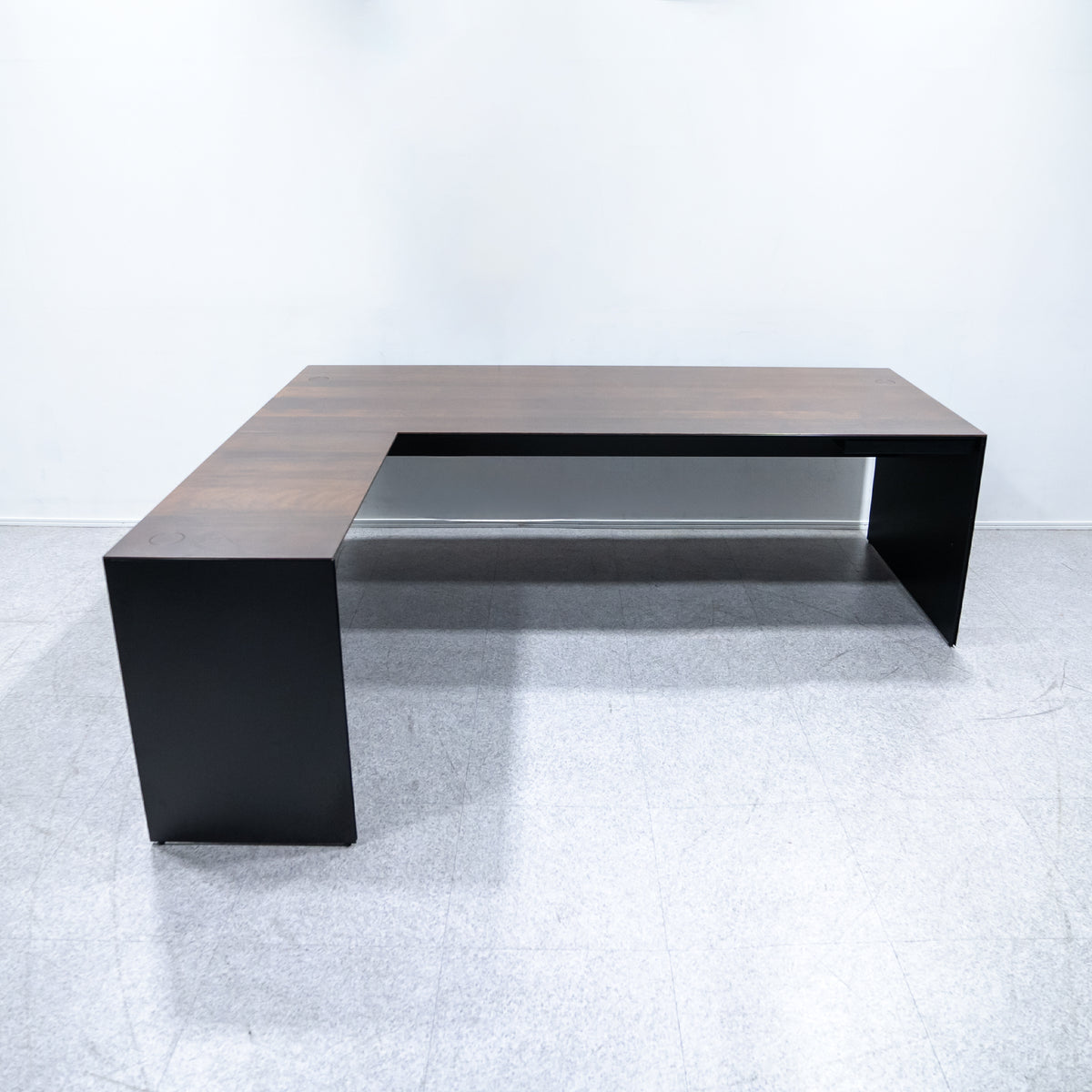Cassina ixc. / AIR FRAME 3009 EXECUTIVE DESK – Back to the Furniture