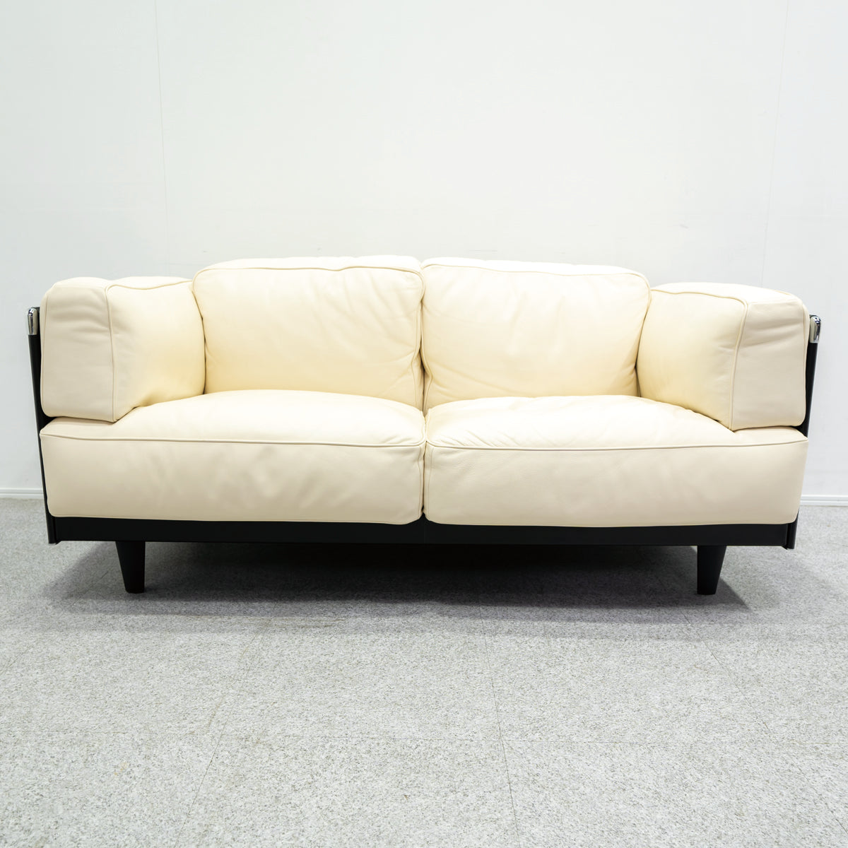 Poltrona Frau / TWICE 2P – Back to the Furniture