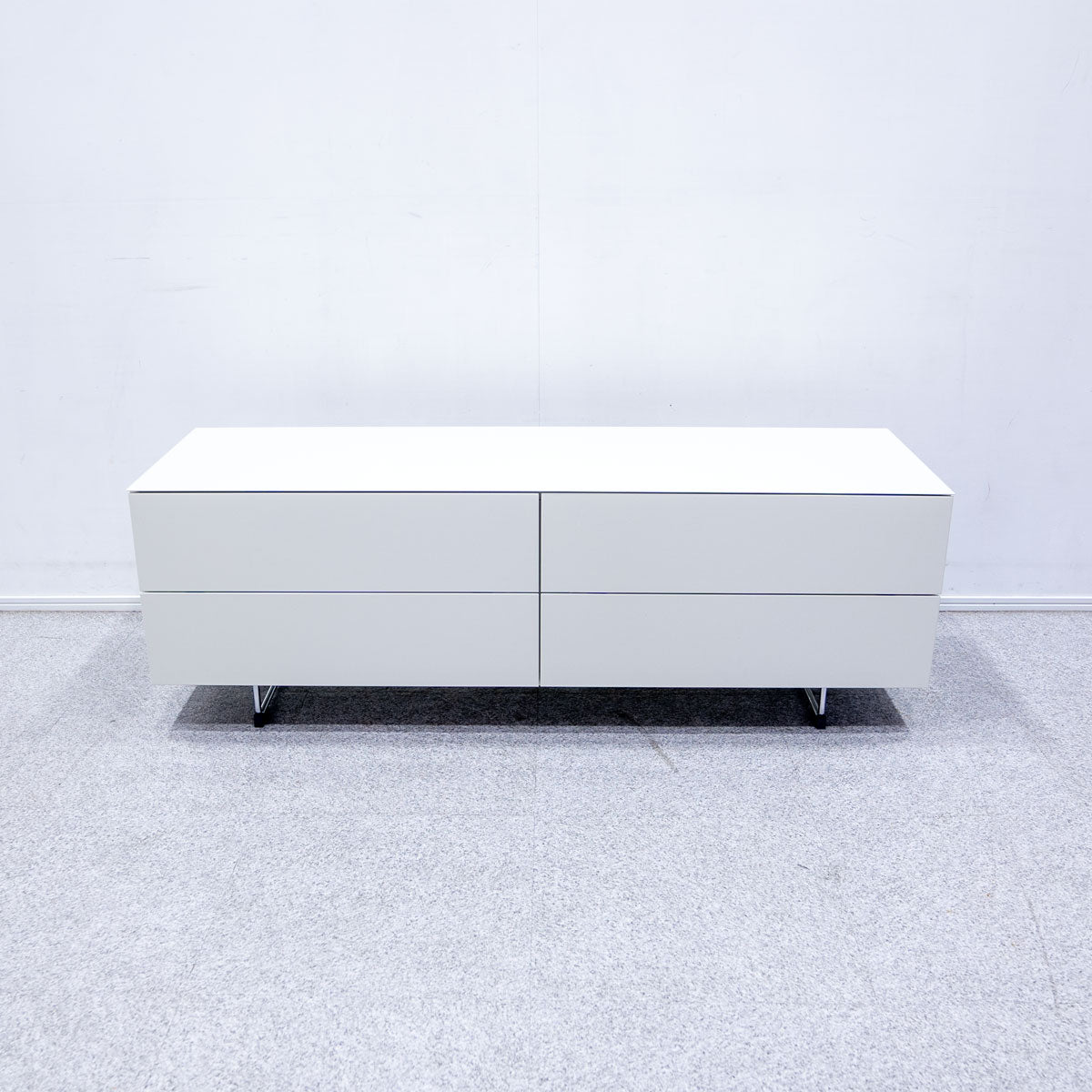 Cassina ixc. / LOTUS theater board – Back to the Furniture