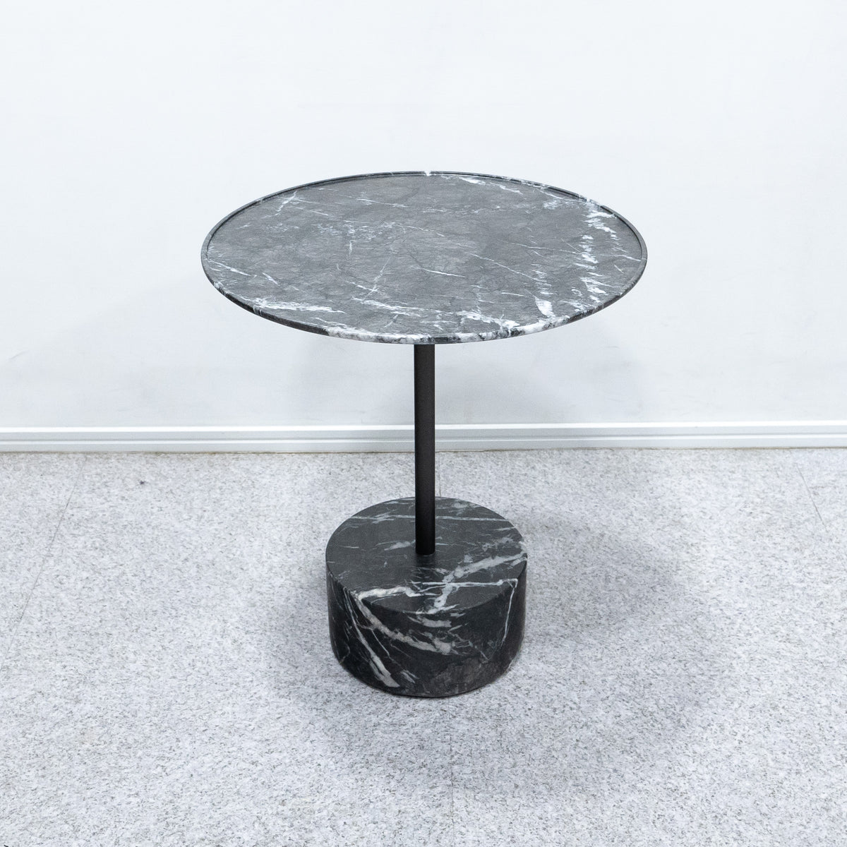 Cassina / 194 9(NOVE) – Back to the Furniture