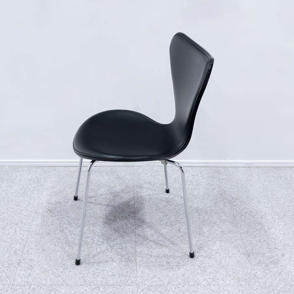 FRITZ HANSEN / SERIES 7 BLACK LEATHER