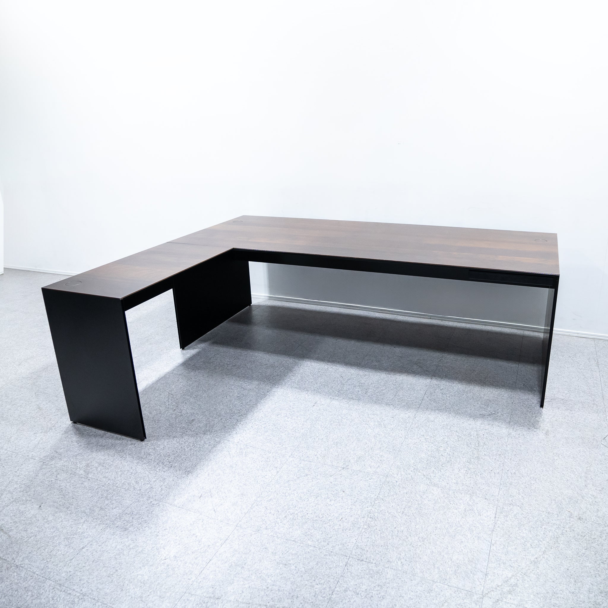 Cassina ixc. / AIR FRAME 3009 EXECUTIVE DESK – Back to the