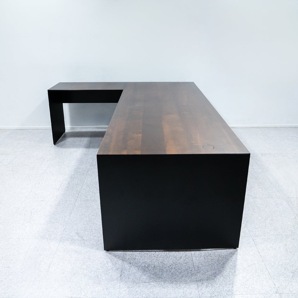 パソコンデスク Cassina ixc. AIR FRAME desk AIR FRAME 3009 EXECUTIVE DESKは、多様なオフィス環境に対応できる