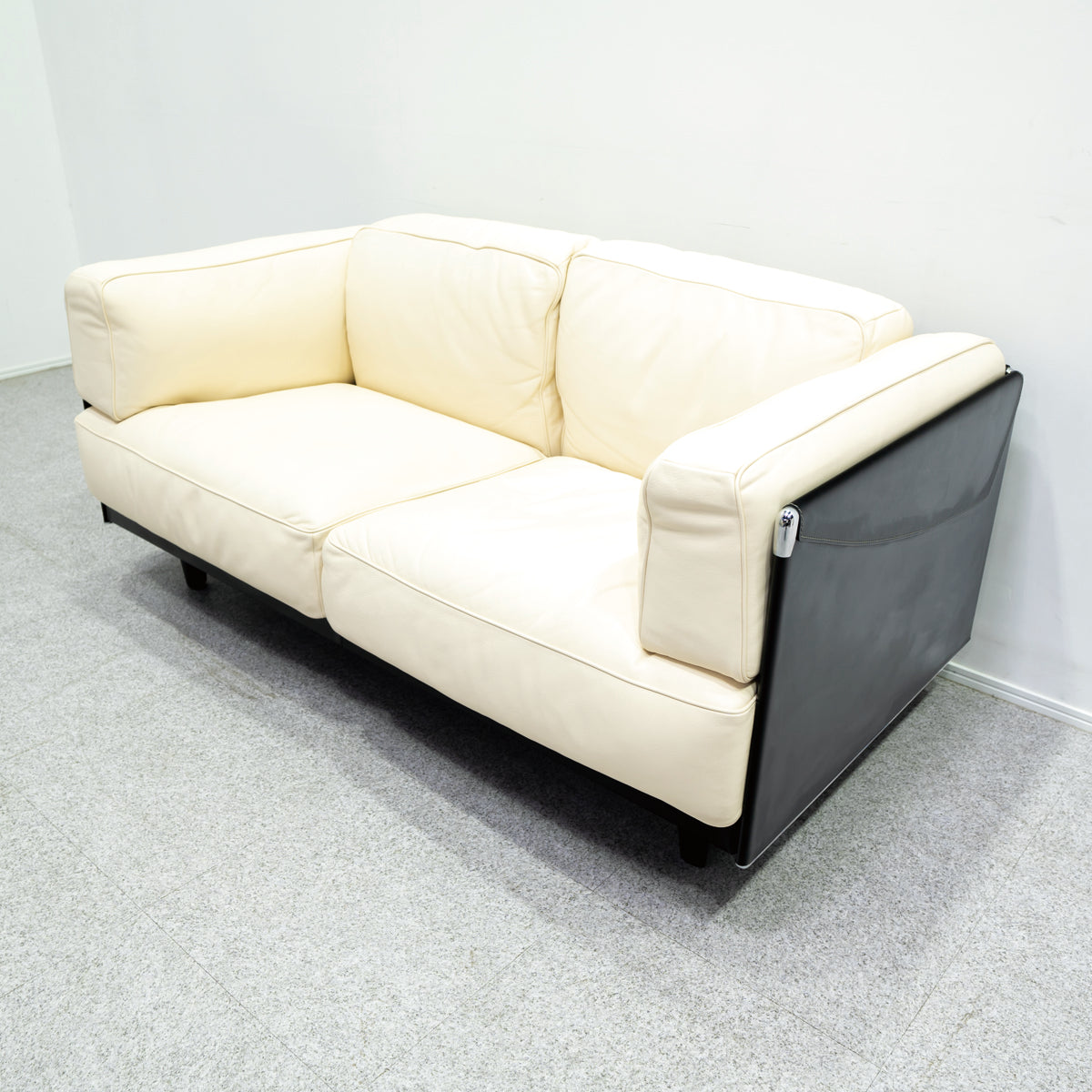 Poltrona Frau / TWICE 2P – Back to the Furniture