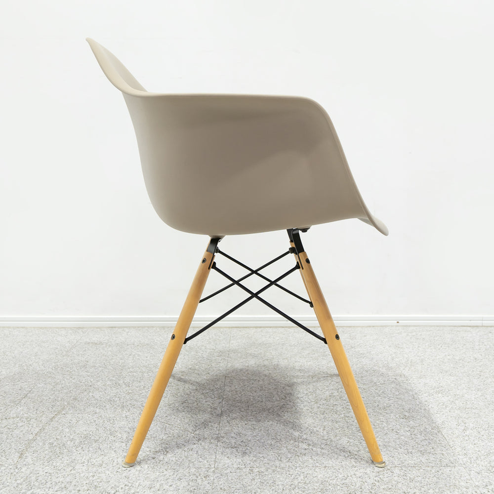 Herman Miller / Eames Plastic Arm Shell Chair