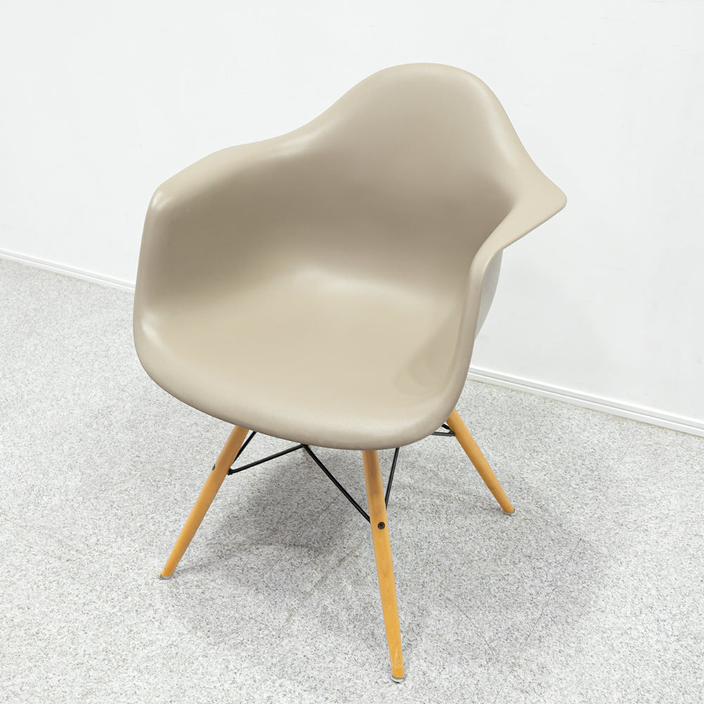 Herman Miller / Eames Plastic Arm Shell Chair