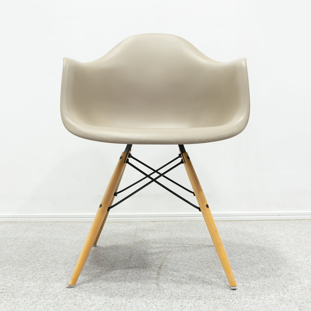Herman Miller / Eames Plastic Arm Shell Chair