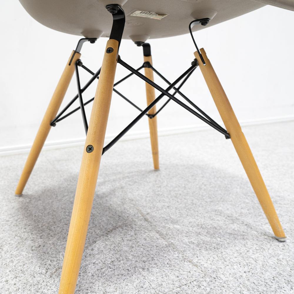 Herman Miller / Eames Plastic Arm Shell Chair