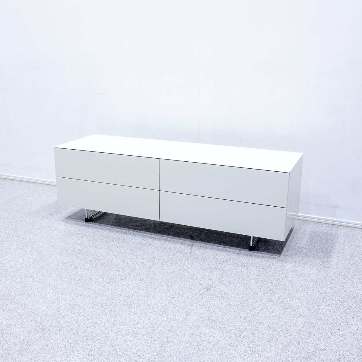 Cassina ixc. / LOTUS theater board – Back to the Furniture