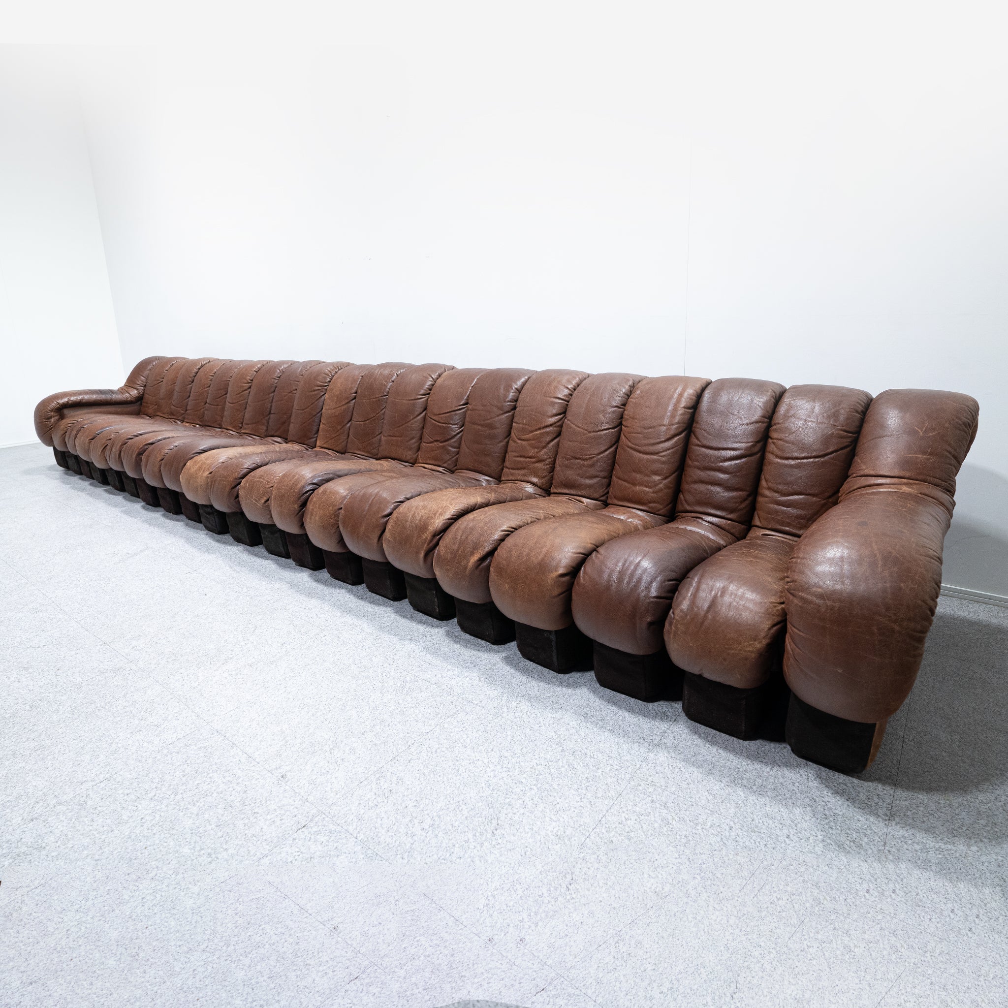 mobilia / スネークソファ 21連 – Back to the Furniture