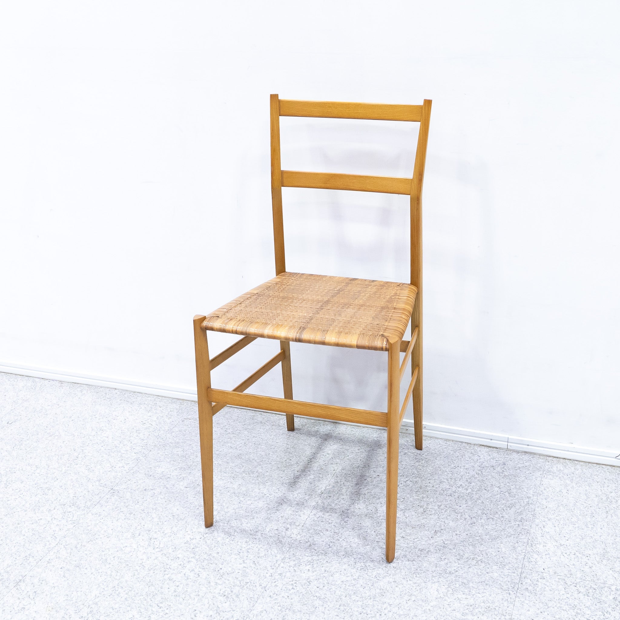 Cassina / 699 SUPERLEGGERA – Back to the Furniture