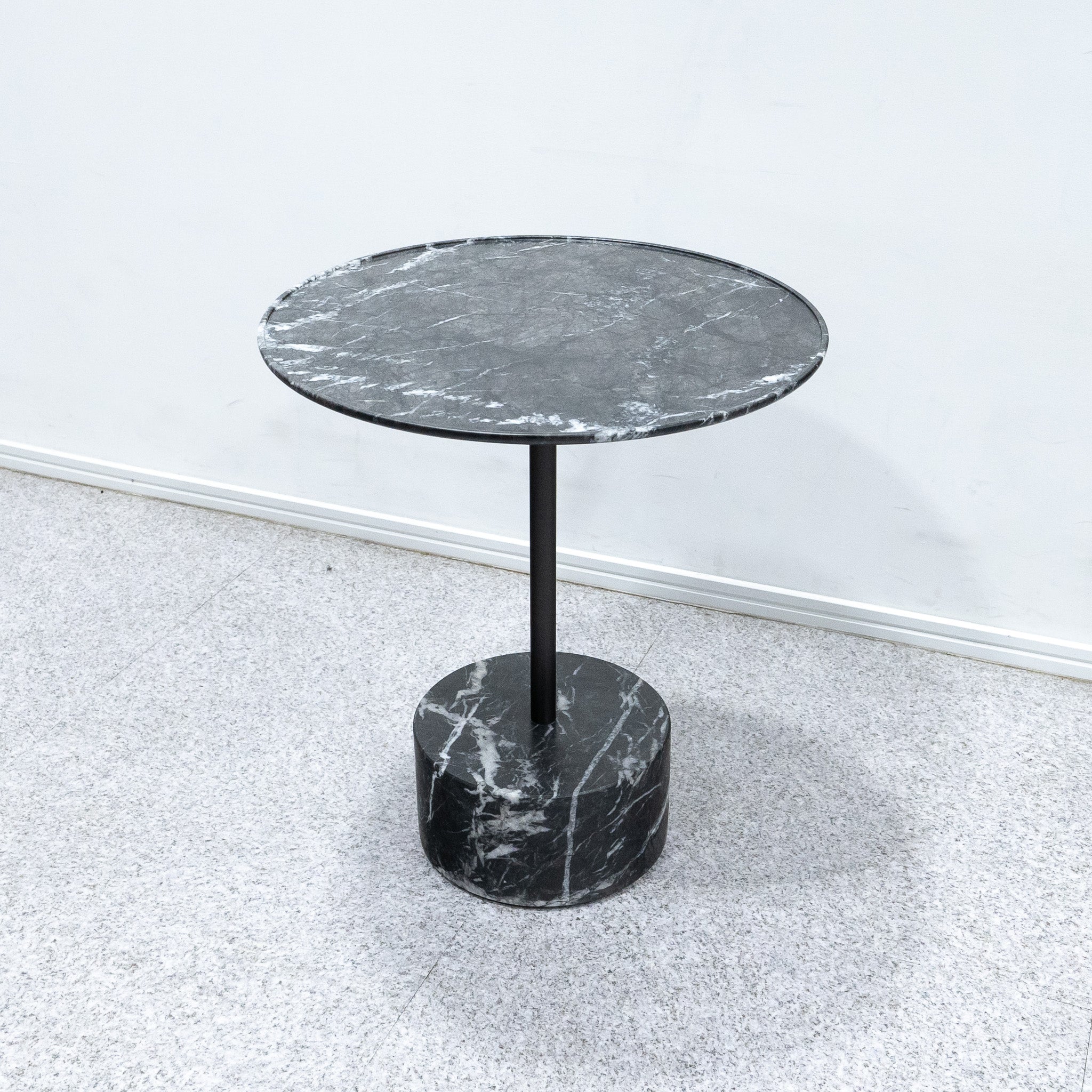 Cassina / 194 9(NOVE) – Back to the Furniture
