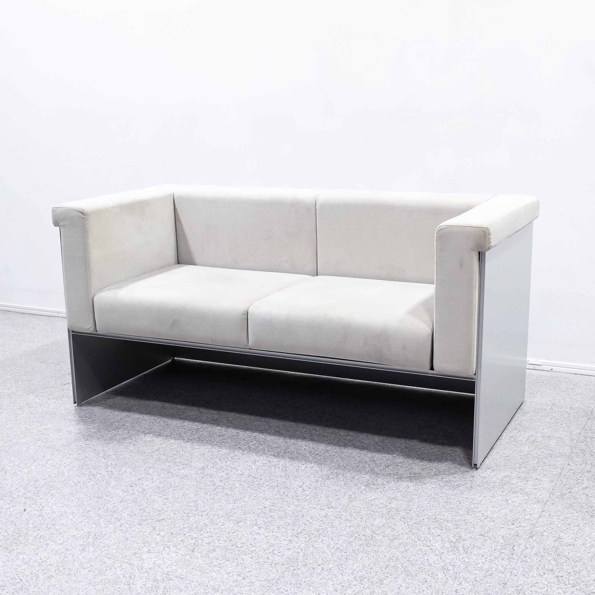 Cassina ixc. / AIR FRAME 3001 sofa – Back to the Furniture