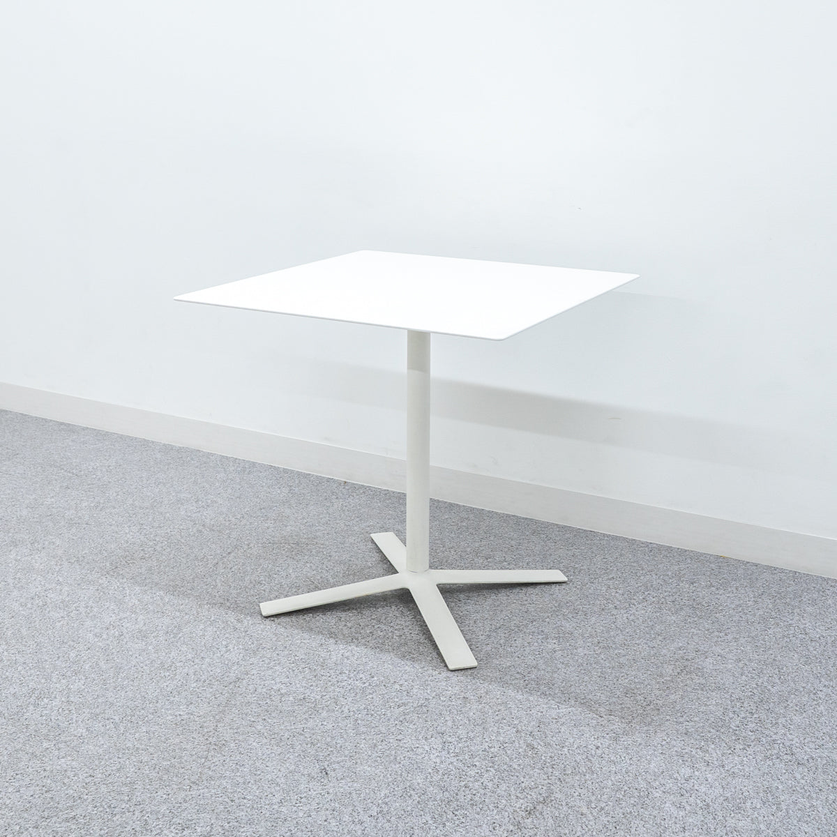 Cassina ixc. / FLOW – Back to the Furniture