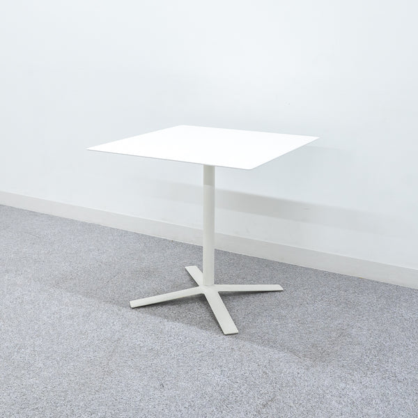 Cassina ixc. / FLOW