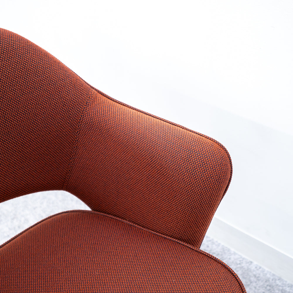 Knoll / Saarinen Collection Conference Arm Chair