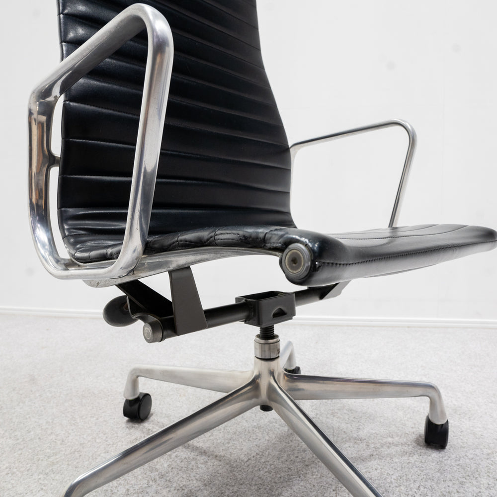 Herman Miller / Eames Aluminum Group Executive Chair